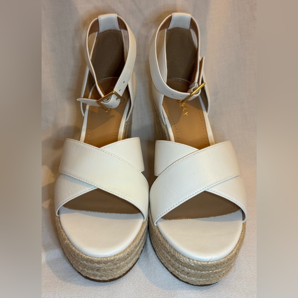 NIB Lisa and Vicky Gemi Sandals in White Sheep Bappa Sz 8